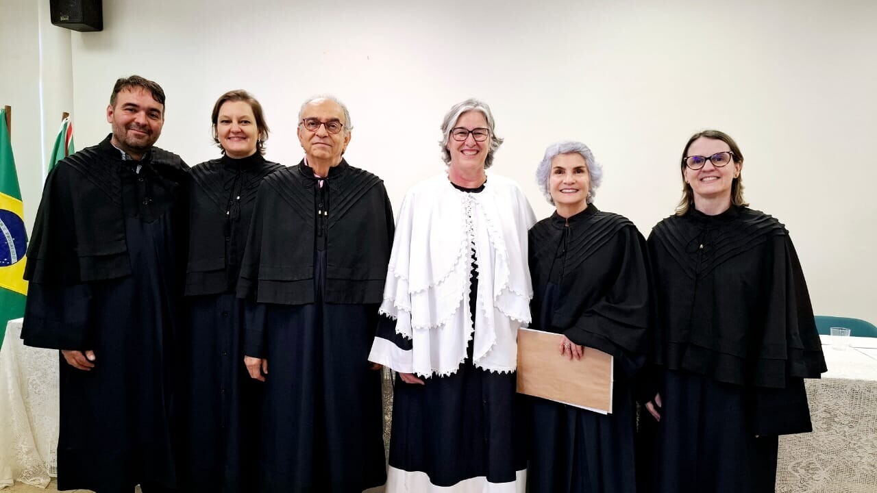 Raimundo e Irene ao lado da reitora da UFG e professores da FAV