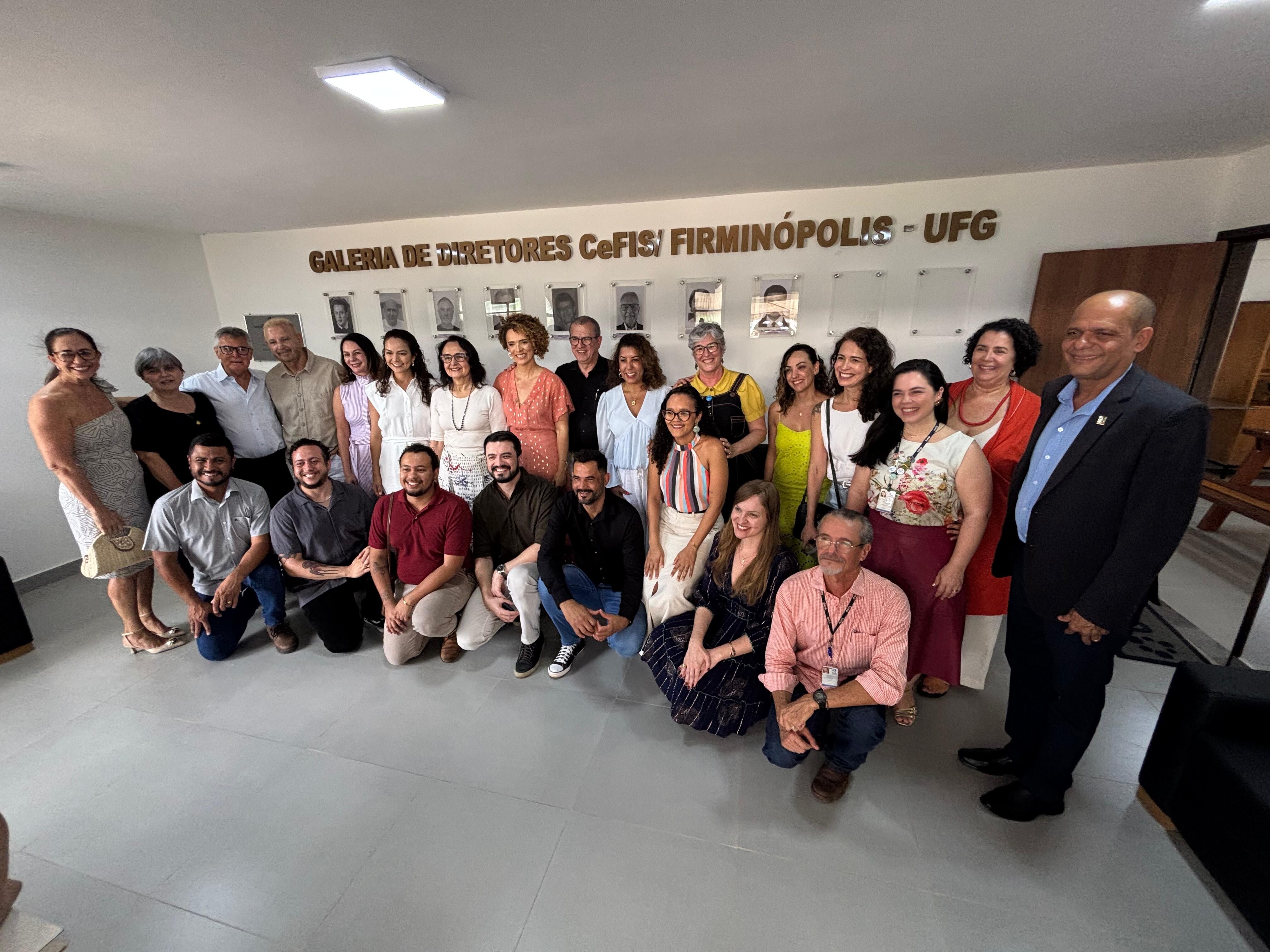 Gestores durante a inauguração do centro em Firminópolis