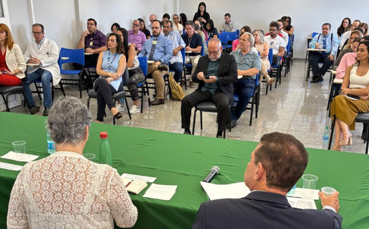 Mesa institucional e público durante a inauguração do novo aparelho de ressonância do HC