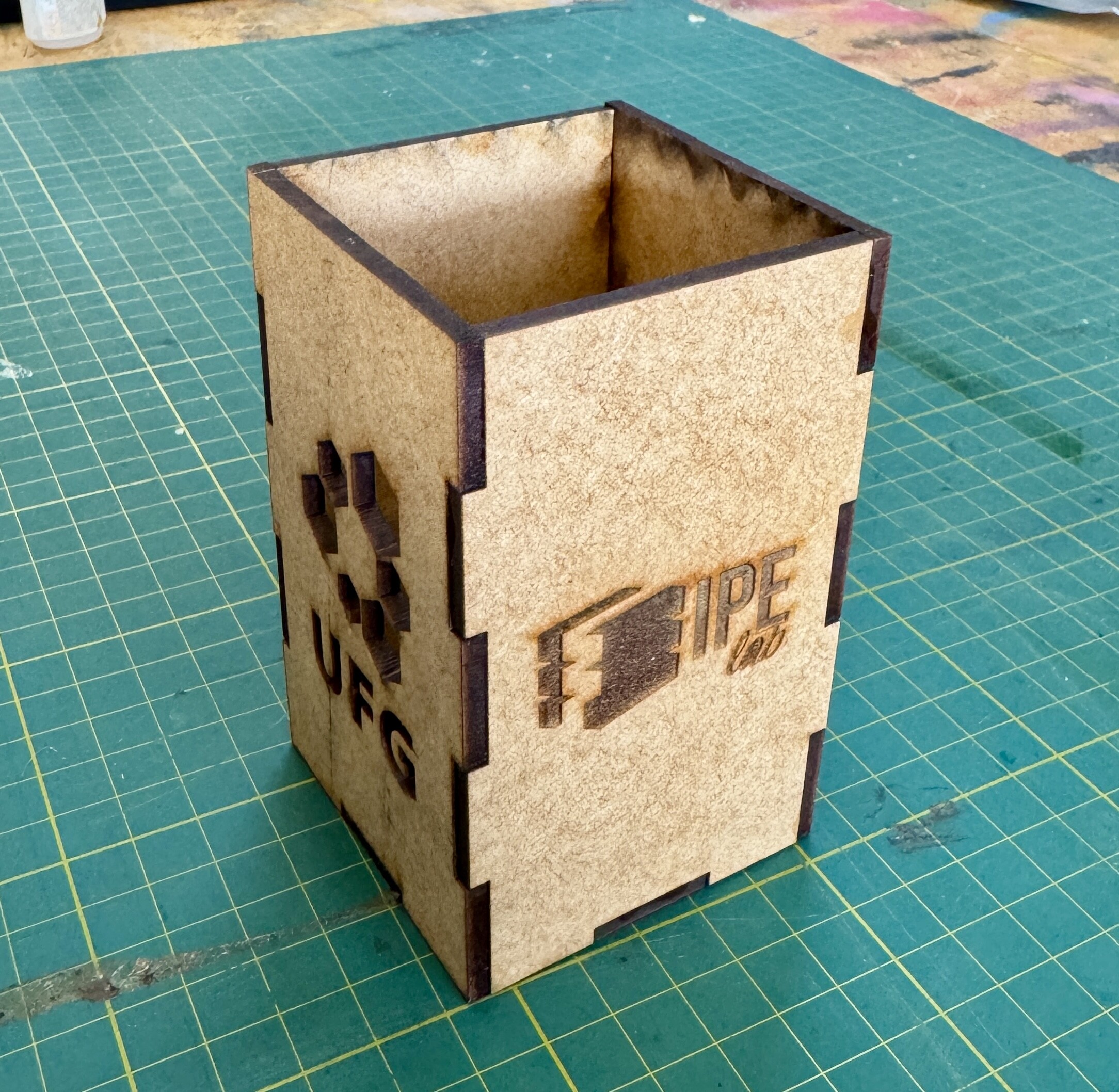Na imagem, tem-se o porta-canetas de MDF finalizado, pronto para ser usado.