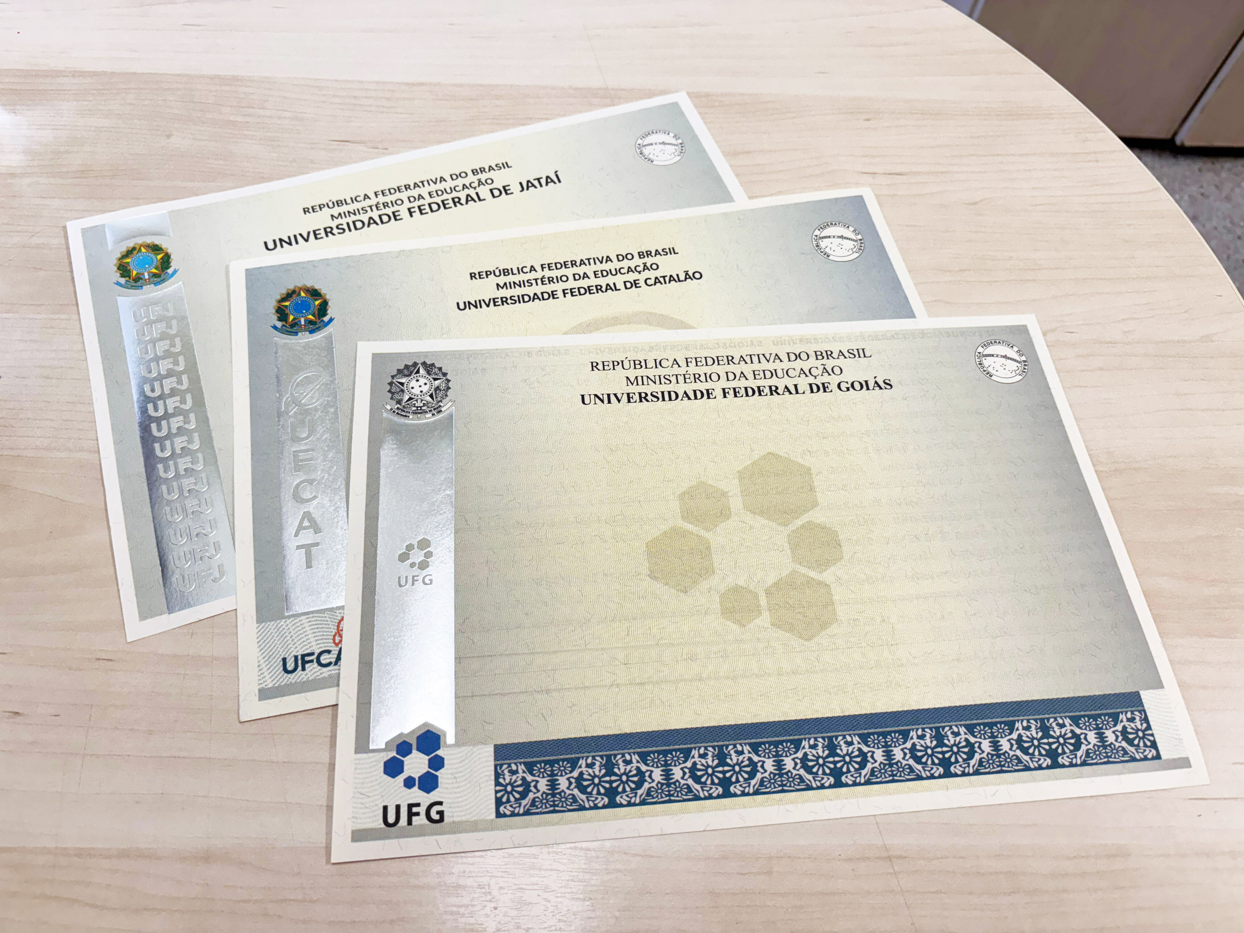 Diplomas produzidos pelo Cegraf