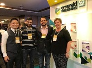 Marcos Severo e Ricardo Limongi receberam o prêmio da diretora internacional da Emerald