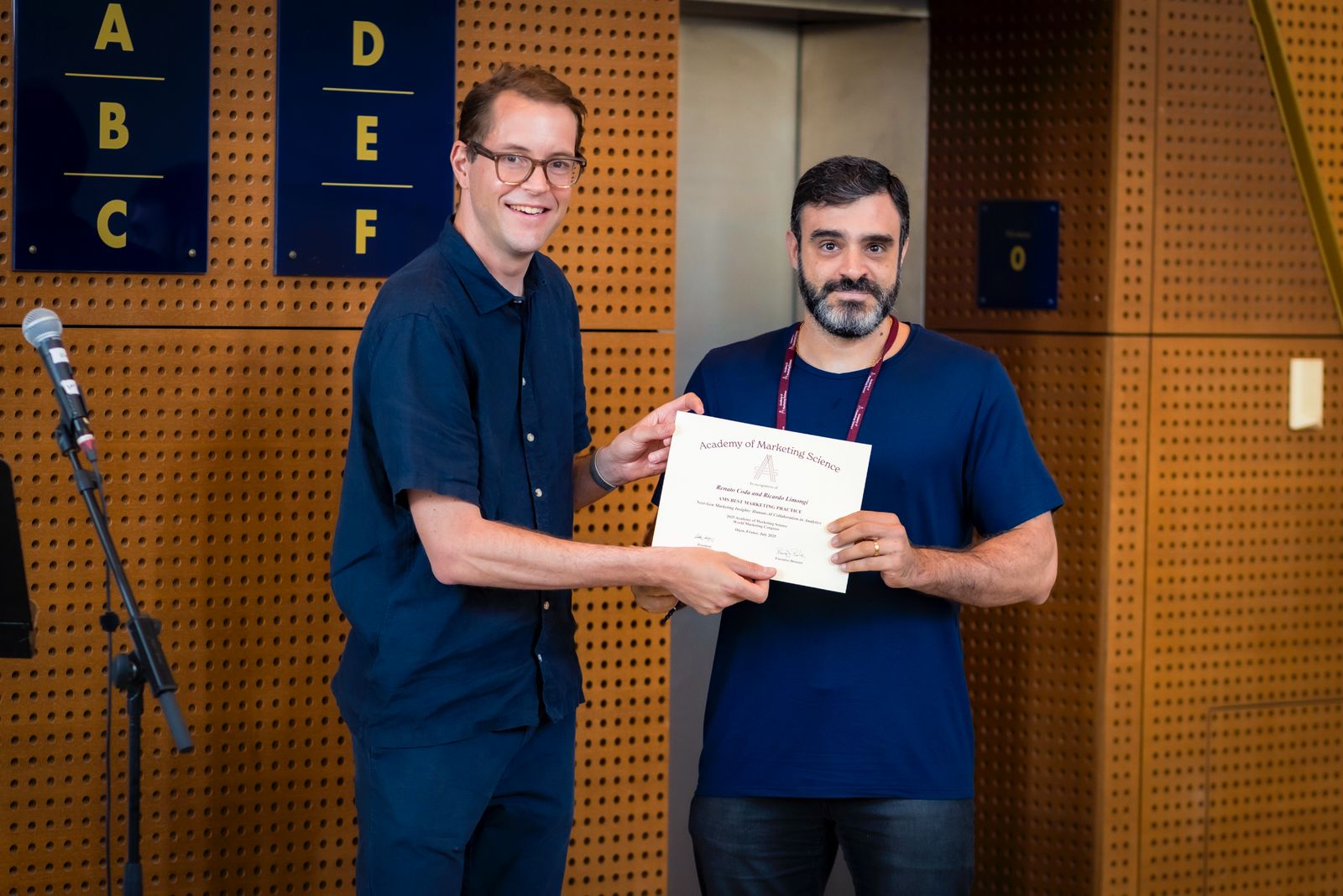 Limongi recebendo premio