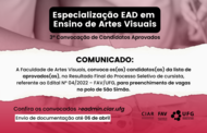 Texto na imagem: Especialização EaD em Ensino de Artes Visuais - 3ª convocação de candidatos aprovados - Comunicado: A Faculdade de Artes Visuais, convoca os(as) candidatos(as) da lista de aprovados(as), no Resultado Final do Processo Seletivo de cursista, referente ao Edital Nº 04/2022 – FAV/UFG, para preenchimento de vagas no polo de São Simão. - CIAR FAV UFG - Confira os convocados em >eadmin.ciar.ufg - Envio de documentação até 06 de abril