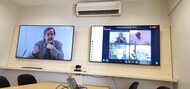 Imagem mostra Professor André Porto na tela da esquerda e banca avaliadora de sua tese acadêmica à direita