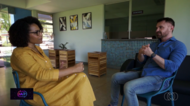 Imagem mostra Profa. Janice Lopes (mulher negra) conversando com repórter da TV Anhaguera (homem branco)