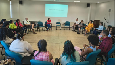 Imagem mostra roda de conversa com professora Leda na FAV, atividade do curso de Licenciatura em Artes Visuais EaD 