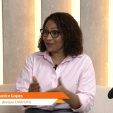 Imagem mostra professora Janice Lopes em entrevista na TV UFG