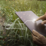 Imagem mostra imagem de pessoa segurando tablet com hologramas flutuando sobre o dispositivo. 