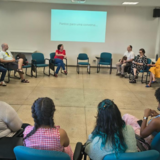 Imagem mostra roda de conversa com professora Leda na FAV, atividade do curso de Licenciatura em Artes Visuais EaD 