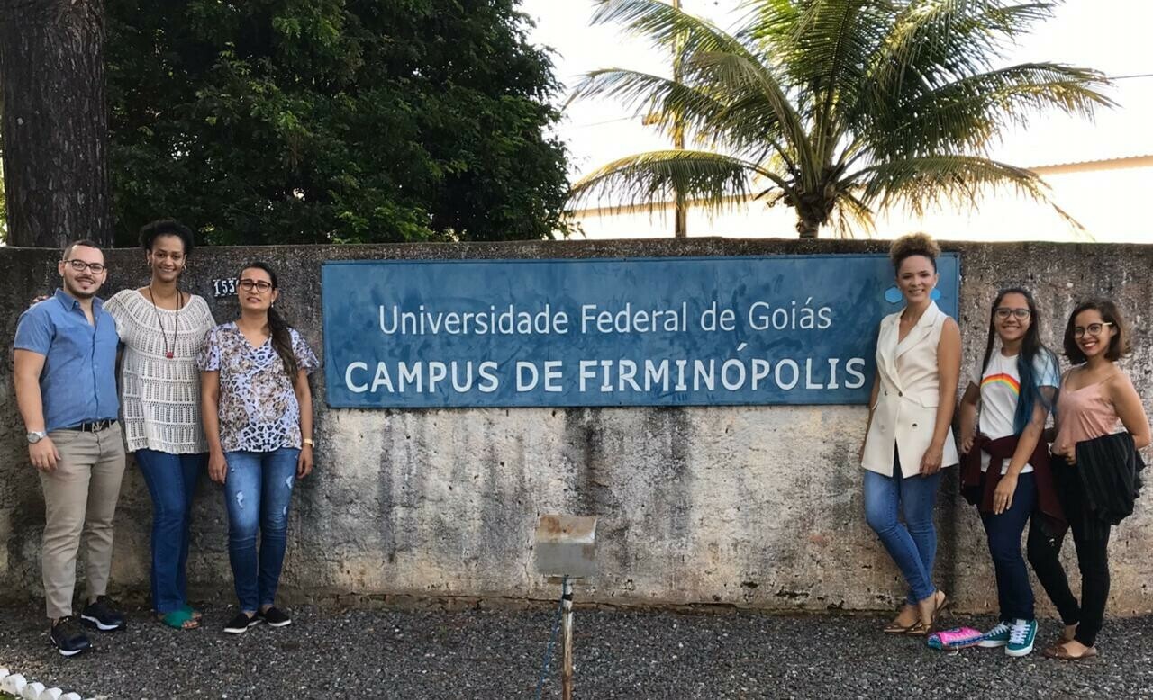 Membros da equipe responsável pela execução do projeto em frente ao Câmpus Firminópolis. Imagem cedida por Bárbara S. Rocha. Capturado em fevereiro de 2020.