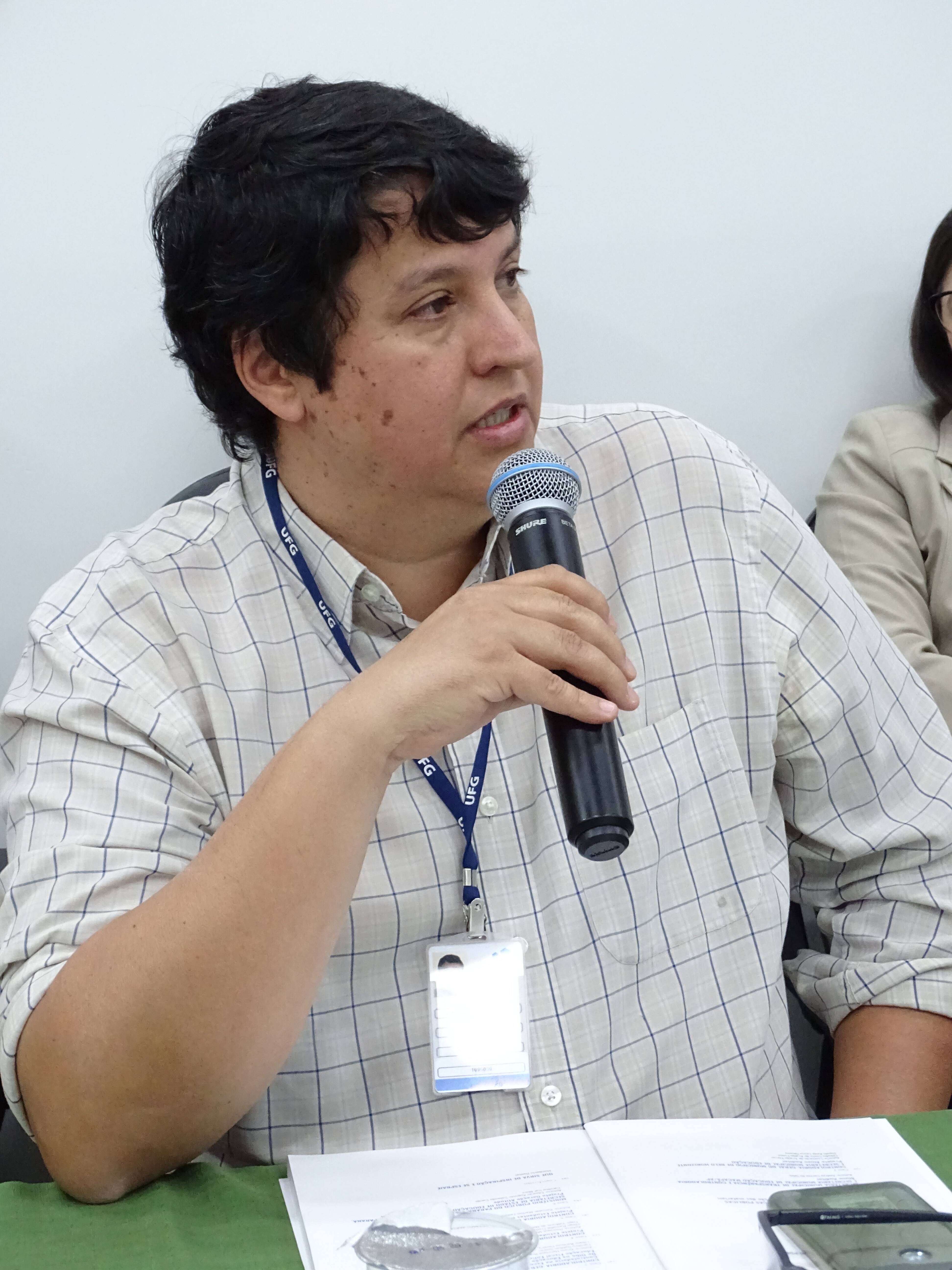 Foto Prof. Cândido Borges no lançamento do Fórum Goiano de Governo Aberto.  Homem branco, cabelo preto, de camisa social, falando ao microfone.