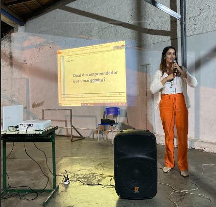 Foto palestra empreendedorismo na escola 03 - alunos da rede estadual de ensino tendo palestra sobre empreendedorismo.