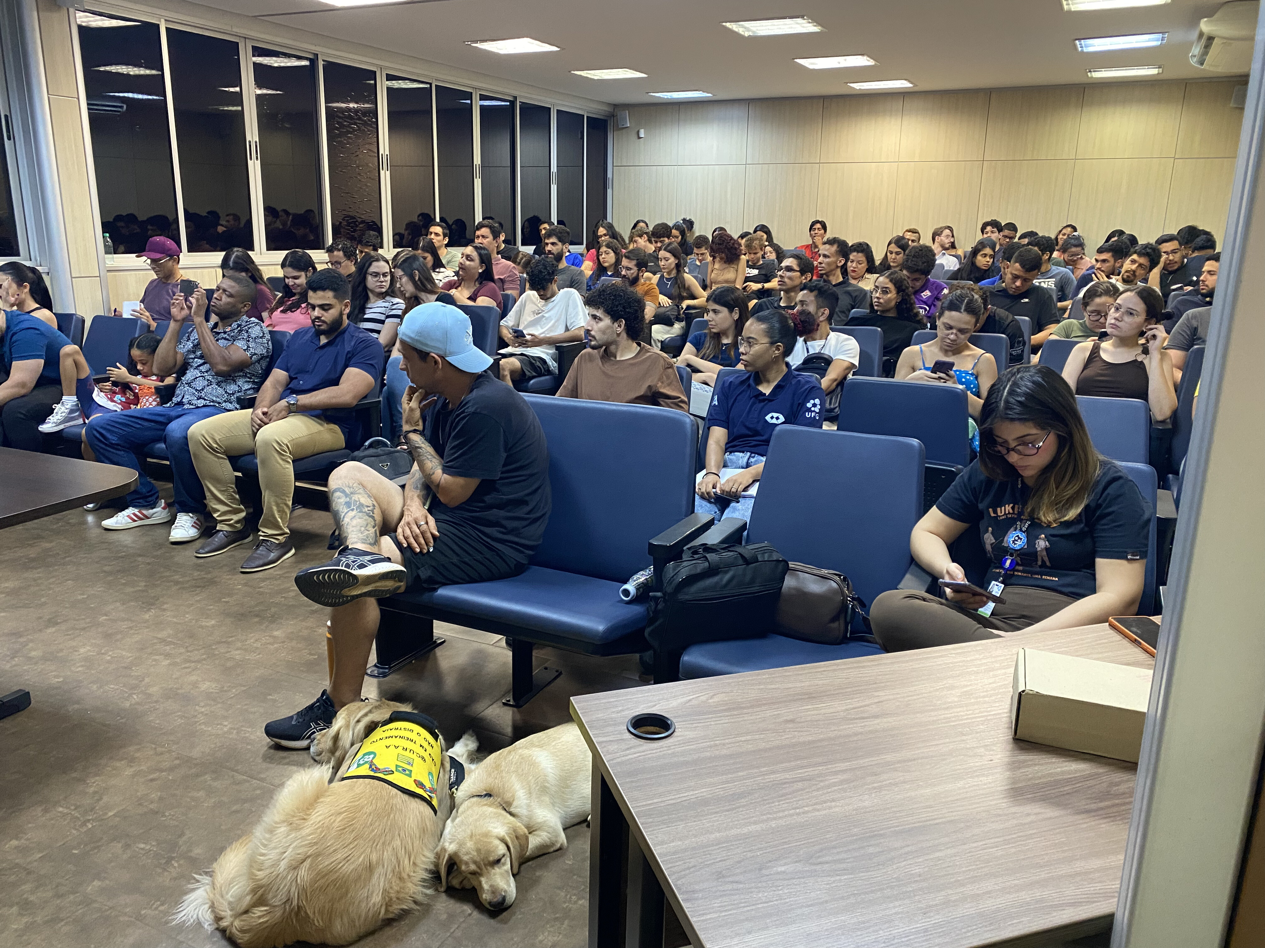 Alunos da FACE participam de palestra com empreendedoras