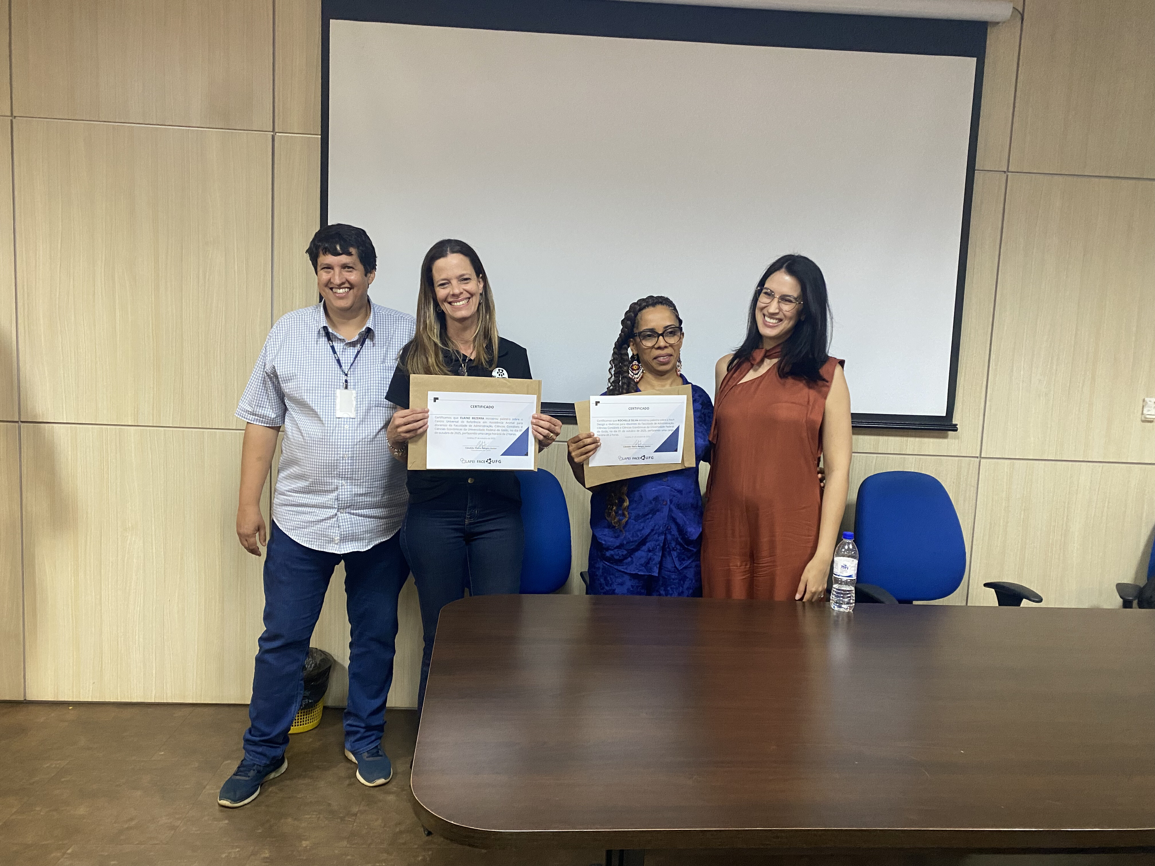 Empreendedoras Elaine Bezerra e Rochelle Silva com professores Cândido Borges e Fernanda Arantes