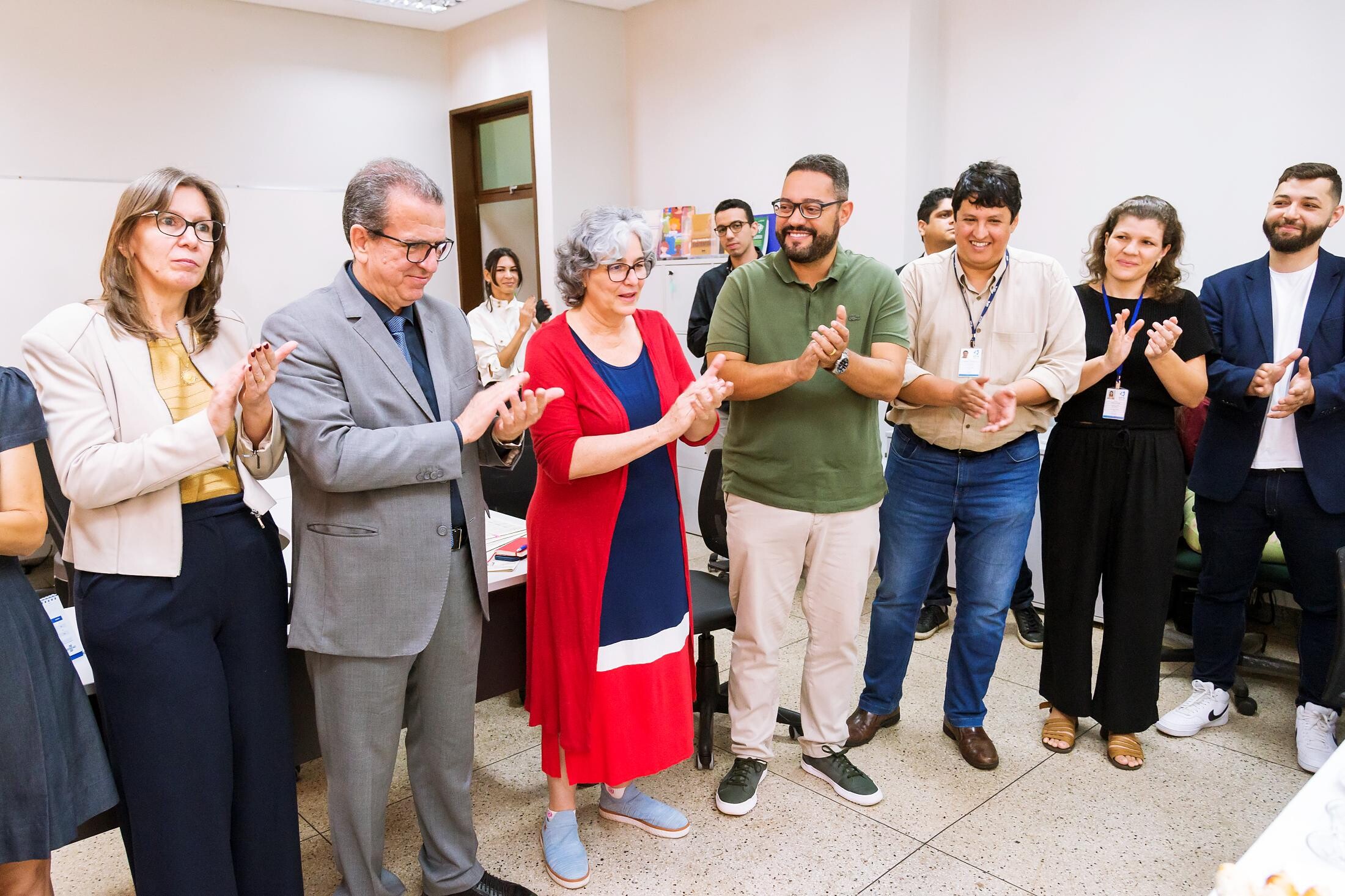 Nesta imagem aparece várias pessoas se cumprimentando.