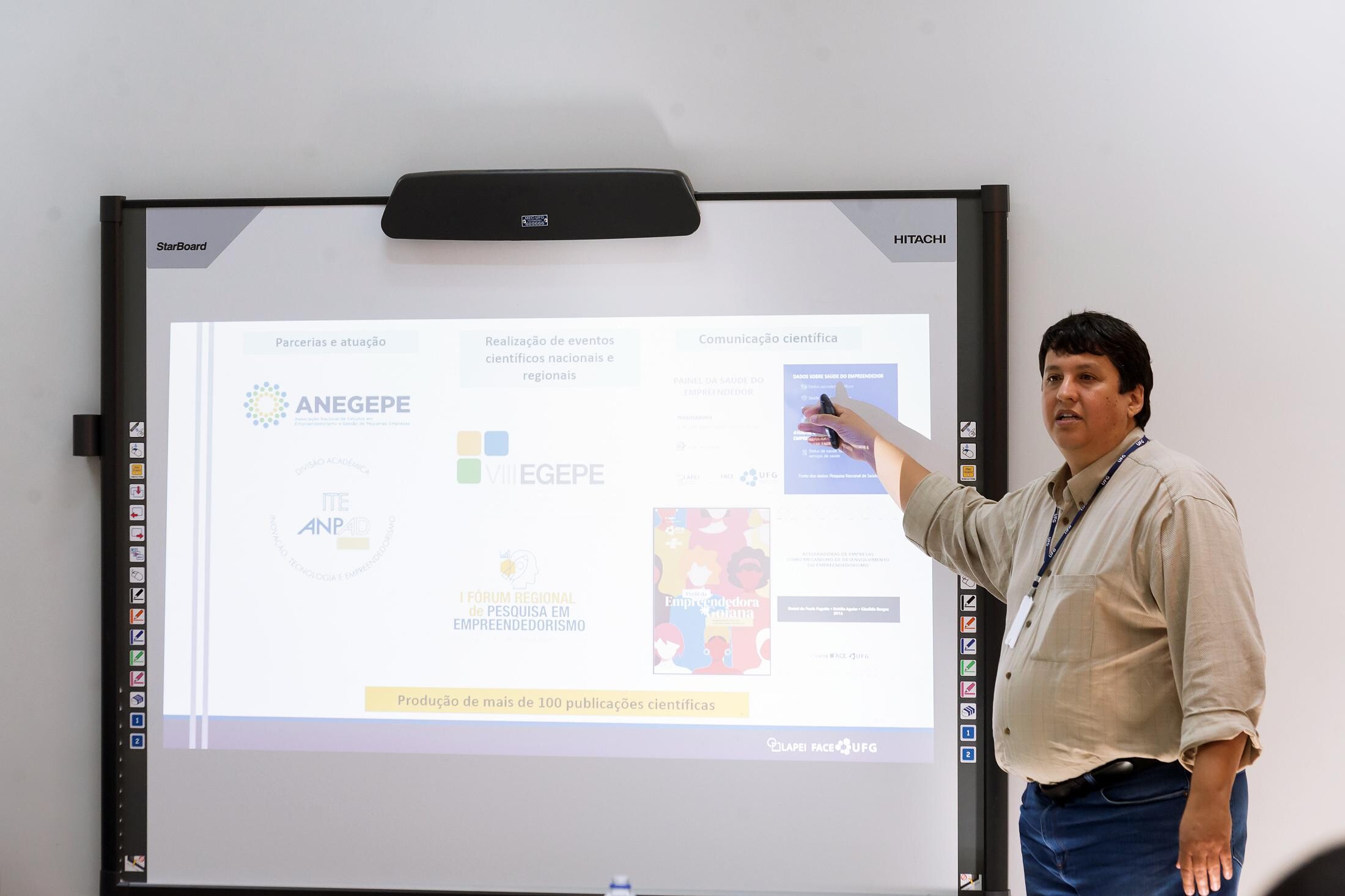 Está imagem contém uma pessoa apresentando . 