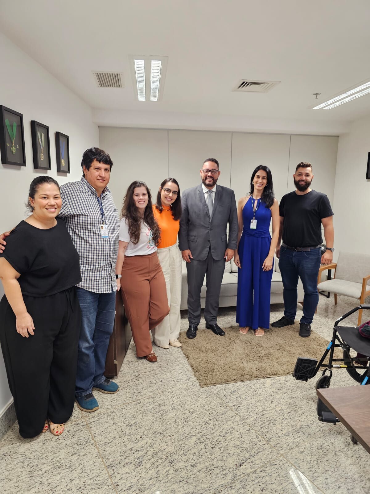 Reunião Lapei - Oásis com Dep. Virmondes. Na foto, representantes do Lapei e da ONG Oásis de Sonhos, o Deputado Estadual Virmondes Cruvinel e seu assessor, posam para a foto. Estão de pé. Quatro são mulheres e três homens.