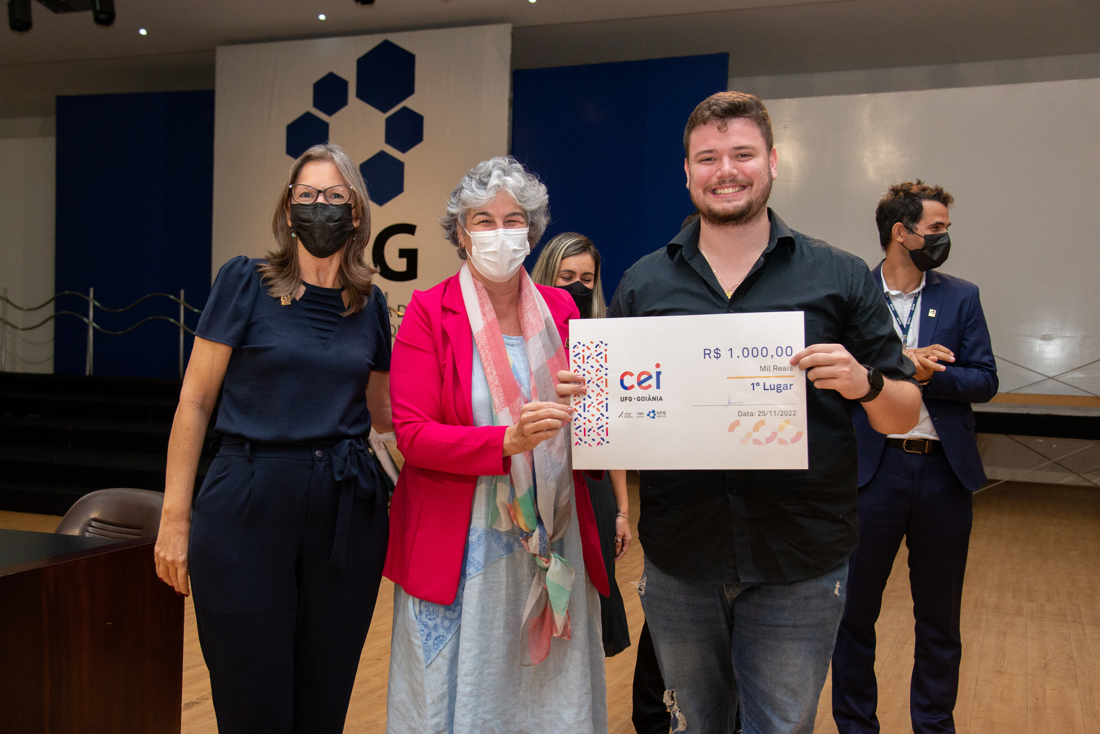 Douglas Bueno recebe o certificado de premiação 2