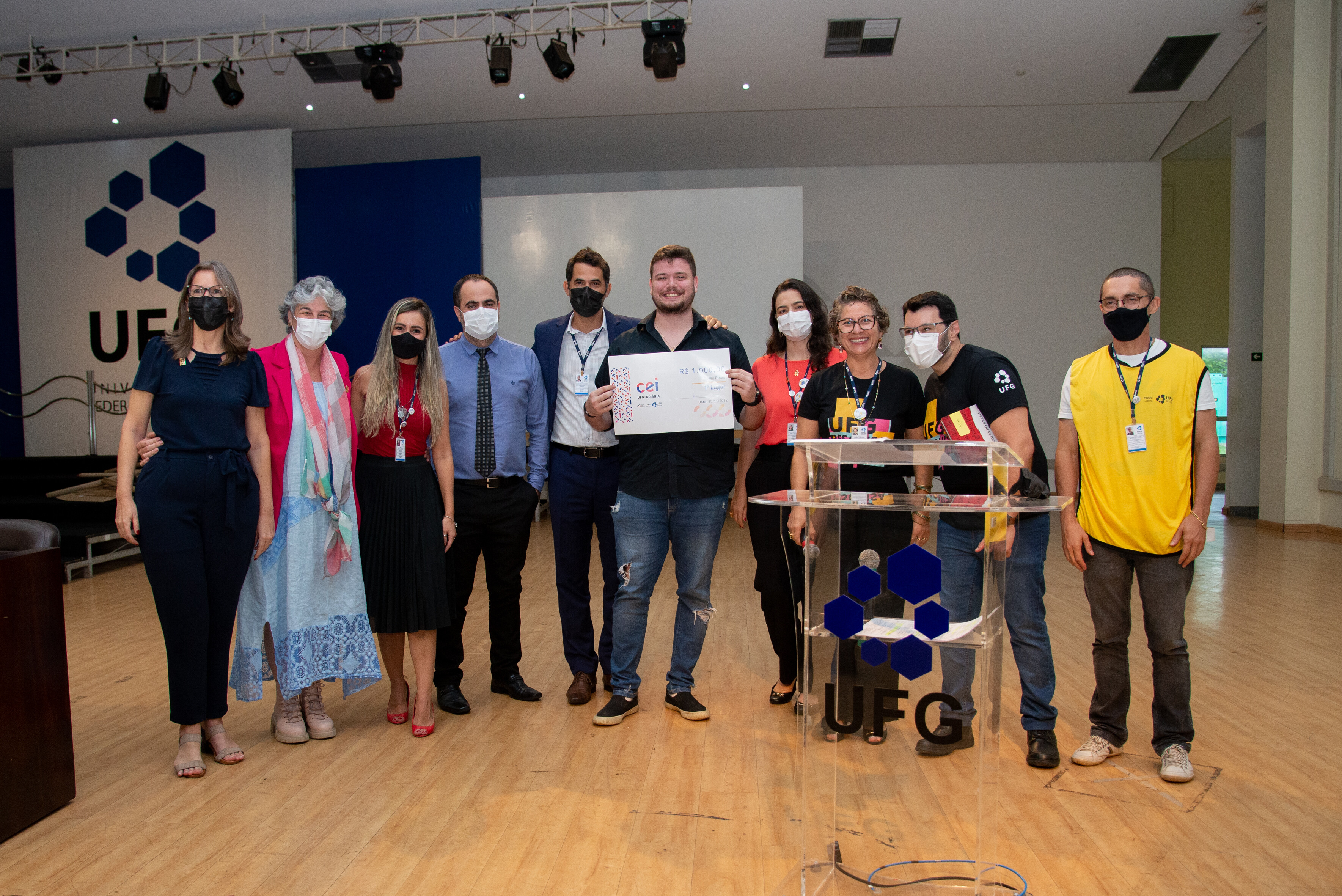 Douglas Bueno recebe o certificado de premiação