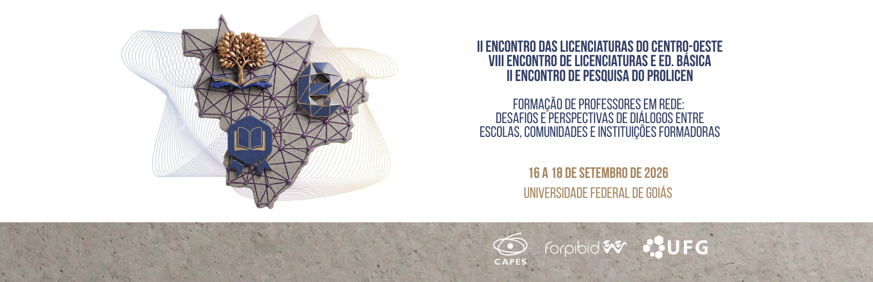 Card de divulgação do II Encontro das Licenciaturas do Centro-Oeste, VIII Encontro de Licenciaturas e Educação Básica e II Encontro de Pesquisa do Prolicen. Do lado esquerdo sobre um fundo branco uma imagem do mapa da região centro-oeste coberto com pontos conectados por linhas, ambos lilases. Sobre eles os símbolos dos três eventos: uma árvore sobre um livro (ENLIC), uma letra E estilizada como se fosse uma dobradura de papel (ELEB) e um livro aberto sobre um selo (PROLICEN). Todos construídos como se fossem joias azuis e douradas. Tema desta edição: "Formação de professores em rede: desafios e perspectivas de diálogos entre escolas, comunidades e instituições formadoras". Data: dezesseis a dezoito de dois mil e vinte e seis. Local: Universidade Federal de Goiás. Sobre uma faixa com textura de papel paraná na parte da baixo, a logo das instituições apoiadoras do evento: CAPES, FORPIBID e UFG.
