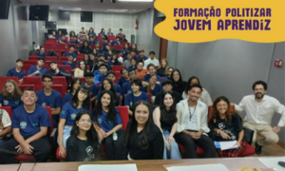 Foto do segundo dia de formação, com a equipe Politizar e todos os jovens aprendizes