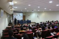 Auditório cheio participando da Escola de Verão sobre educação em direitos humanos, em 2020