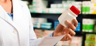 Medicamento em mãos
