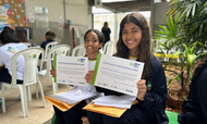 estudantes segurando o certificado do programa olhar para todos