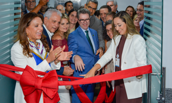 AUTORIDADES CORTAM FITA E INAUGURAM NOVO CENTRO CIRÚRGICO DO CEROF-UFG