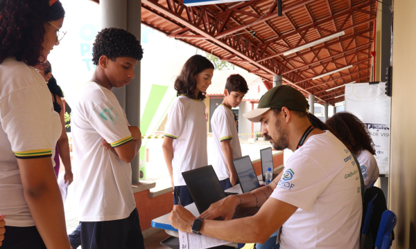 ESTUDANTES PASSANDO PELA ETAPA DO CADASTRO PROGRAMA OLHAR PARA TODOS