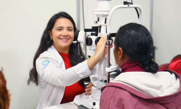 Médica em atendimento Olhar para o futuro cerof-ufg