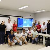 Foto com a equipe da Fábrica de Software e os alunos de Engenharia de Software.