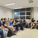Recepção de discentes da turma de prática de engenharia de software 2025-1 com presença de docentes e membros da Fábrica de Software