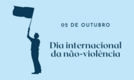 Card em azul claro com letras em azul escuro escrito dia 02 de outubro dia internacional da não violência com pessoa em azul escuro segurando uma bandeira ao lado dos dizeres
