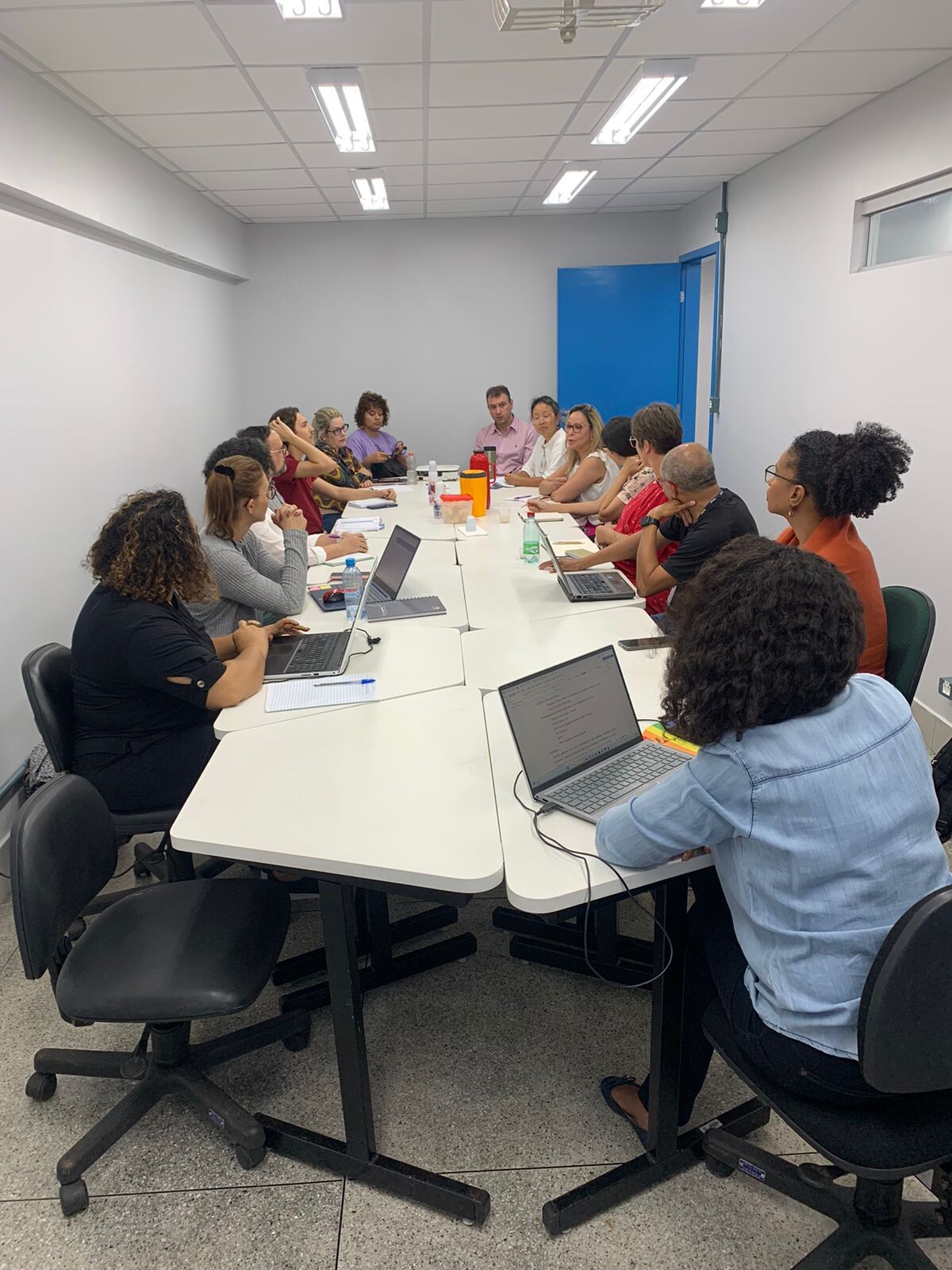 Pessoas reunidas em volta de uma mesa 