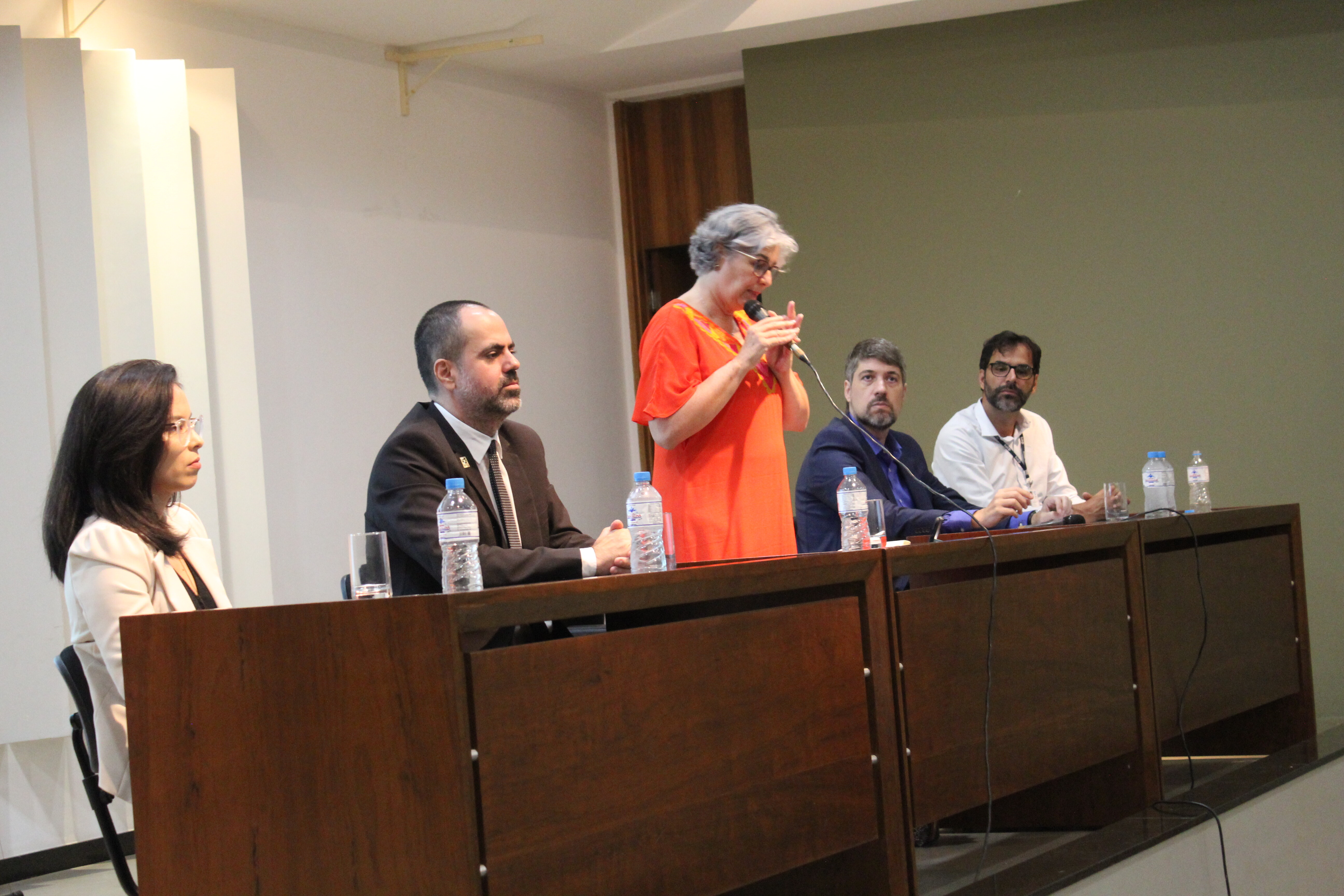 foto 1 angelita falando