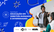 Banner com imagem em formato horizontal, com fundo azul. Trata-se do anúncio de um curso de Especialização em Direitos Humanos e Diversidades. Centralizado, sobre fundo azul, está o texto em letras brancas: Especialização: Educação em Direitos Humanos e Diversidades. Ao lado, há um símbolo geométrico branco semelhante a uma flor. No lado direito da imagem, há a fotografia de uma mulher negra, adulta, com cabelo crespo enrolado em um coque, sorrindo e apontando para uma estudante. A mulher está enquadrada da cintura para cima e veste blusa clara e blazer marrom. Na sua frente, aparece as costas desfocadas de uma estudante negra, com cabelos negros e trançados, blusa verde e colete cinza, levantando a mão. Na parte inferior, sobre fundo branco, estão os logotipos das instituições de apoio: CIAR, NDH, UFG, Ministério da Educação e Governo do Brasil.