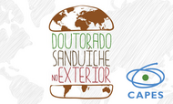 #ParaTodosVerem:

Card informativo sobre fundo claro. Ao centro, uma ilustração estilizada em formato de hambúrguer traz os pães estampados com partes do mapa-múndi e o texto empilhado como recheio: "DOUTORADO" (em verde), "SANDUÍCHE" (em marrom) e "NO EXTERIOR" (em vermelho). No canto inferior direito, consta o logotipo azul e verde da CAPES.
