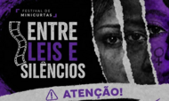 banner-notiicia-cerimônia-festival-entre-leis-silencio - #ParaTodosVerem Banner horizontal escuro com texturas desgastadas em preto e roxo. À esquerda, ao lado de um ícone de película de cinema, destacam-se os textos "FESTIVAL DE MINICURTAS" e o título principal "ENTRE LEIS E SILÊNCIOS", escrito em letras grandes brancas e roxas. À direita, o olhar sério de uma mulher é revelado através de três fendas que simulam papel rasgado; o centro do rosto está em preto e branco, enquanto a lateral direita é tingida de roxo vibrante e traz o símbolo feminino (♀) desenhado na bochecha. Na base do banner, sobre uma faixa branca transversal, há um ícone de triângulo de alerta seguido da palavra "ATENÇÃO!" em roxo.
