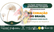 #ParaTodosVerem: Cartaz de divulgação de evento acadêmico com fundo branco e detalhes em verde escuro, dourado e tons de aquarela. À esquerda, um gráfico circular verde e dourado envolve o desenho de chuveirinhos-do-Cerrado e um símbolo de folhas. No centro, uma ilustração em aquarela mostra uma mulher indígena com pintura facial e cocar, ao lado de uma seriema. No topo, dentro de um banner verde, lê-se "COLÓQUIO INTERNACIONAL / INTERNATIONAL COLOQUIUN". Abaixo, em destaque dourado e cinza, está o título "NO CORAÇÃO DO BRASIL", seguido de "O CERRADO COMO ELE É:" e "Povos Indígenas em Perspectiva". A base do cartaz tem um banner verde escuro com os logotipos das instituições organizadoras e apoiadoras, divididos em seções "REALIZAÇÃO", "PARCEIROS" e "APOIO", incluindo UEG, UFG, FAPEG e CAPES.