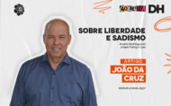 Arte em formato quadrado, com fundo branco, foto do professor João da Cruz, um homem branco de meia idade, com camisa azul. Ao lado direito da imagem seguem as informações: Coluna DH. Sobre Liberdade e Sadismo. Artigo João da Cruz. 