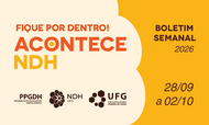 boletim_semanal_2026
#ParaTodosVerem:

Card informativo do boletim semanal sobre fundo dividido em bege e amarelo por uma linha curva.

À esquerda, sobre fundo bege, lê-se em destaque: "FIQUE POR DENTRO! ACONTECE NDH" em tons de laranja e amarelo. Na base, estão os logótipos do PPGDH, NDH UFG e UFG.

À direita, sobre fundo amarelo, constam os textos em castanho: "BOLETIM SEMANAL 2026" no topo e o período "28/09 a 02/10" na parte inferior.