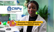 #ParaTodosVerem Banner de divulgação do CNPq. Em primeiro plano, uma pesquisadora negra, de cabelos curtos e cacheados, sorri e olha para a câmera. Ela está em um laboratório, vestindo um jaleco branco sobre uma blusa preta, com luvas azuis nas mãos. No canto superior esquerdo, sobre um fundo branco, está o logotipo do CNPq (Conselho Nacional de Desenvolvimento Científico e Tecnológico) em azul, com a imagem de dois perfis humanos estilizados. No centro da imagem, sobre a pesquisadora, uma faixa horizontal amarela traz o texto em letras escuras: "Chamada Pública Atlânticas - Beatriz Nascimento 2026". À esquerda da faixa, há um selo circular vermelho com borda descascando e um ícone de livro dourado, rodeado pela palavra "PESQUISA" repetida. O fundo desfocado mostra equipamentos de laboratório, vidrarias e plantas verdes.