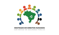 Logotipo sobre fundo branco. Ao centro, a silhueta do mapa do Brasil na cor verde, contendo um pequeno agrupamento de seis hexágonos brancos sobrepostos na região sudeste. Contornando a parte superior e as laterais do mapa, há um arco formado por doze pictogramas simplificados de pessoas (cabeça e ombros) em diversas cores (tons de azul, verde, amarelo, vermelho, laranja, preto e marrom), dispostos lado a lado. Abaixo da ilustração, centralizado, consta o texto em letras maiúsculas pretas: MESTRADO EM DIREITOS HUMANOS (em negrito e fonte maior), seguido por COM ÊNFASE EM SEGURANÇA PÚBLICA (em fonte menor e mais fina).