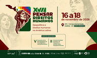 #ParaTodosVerem:

Banner horizontal do evento "XVII Pensar Direitos Humanos" com o tema "Geopolítica e Direitos Humanos na América Latina".

O fundo é bege-claro com imagens de manifestantes e de uma mulher indígena em tom sépia. Ao centro, destaca-se a logo do evento com o mapa da América do Sul contendo o rosto de uma mulher indígena e a bandeira multicolorida Wiphala no topo. Abaixo do tema, em um botão marrom com cantos arredondados, consta a data: "16 a 18 de novembro de 2026".

Na base, sobre uma faixa verde-escura, estão dispostos os logos de apoio (FUNAPE, Fundação RTVE), parceiros (UNIFAN, UNIFASAM, Faculdade JURIS, ACNUR, entre outros) e realização (PPGDH, NDH e UFG).