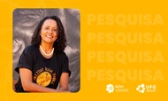 #ParaTodosVerem:

Card horizontal com fundo amarelo-vibrante. À esquerda, destaca-se a fotografia de uma mulher negra sorridente, com cabelos cacheados escuros na altura dos ombros, colar de contas brancas e t-shirt preta com o logótipo circular e o texto "COLETIVO ROSA PARKS" impresso a amarelo.

À direita, sobre o fundo amarelo, a palavra "PESQUISA" surge repetida quatro vezes na vertical em tom amarelo-escuro. No canto inferior direito, figuram os logótipos brancos do NDH e da UFG.
