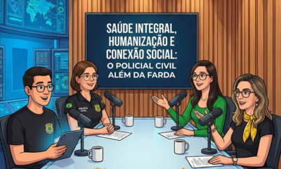 Ilustração de um estúdio de podcast com quatro pessoas (um homem e três mulheres) sentadas à mesa com microfones. Ao fundo, um telão exibe o texto: "SAÚDE INTEGRAL, HUMANIZAÇÃO E CONEXÃO SOCIAL: O POLICIAL CIVIL ALÉM DA FARDA". Na base da mesa, aparecem os logotipos da Polícia Civil do Estado de Sergipe e do Núcleo de Modernização e Inovação Tecnológica e do Núcleo de Atenção à Saúde Biopsicossocial.