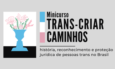 Banner_Notícia_Mini_Curso_TransCriar #ParaTodosVerem Banner retangular com fundo cinza claro. À esquerda, sobre um fundo dividido horizontalmente em branco e preto, há a ilustração de um vaso azul formado pela silhueta de dois rostos de perfil se olhando. Do vaso brotam flores desenhadas em traços finos nas cores rosa e verde. À direita da ilustração, três pequenos retângulos verticais nas cores azul, branco e rosa antecedem o texto principal escrito em preto: "Minicurso TRANS-CRIAR CAMINHOS". Abaixo do título, separado por uma fina linha horizontal, lê-se o subtítulo: "história, reconhecimento e proteção jurídica de pessoas trans no Brasil".