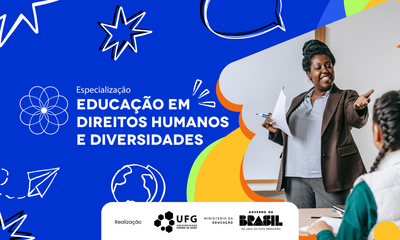 Banner com imagem em formato horizontal, com fundo azul. Trata-se do anúncio de um curso de Especialização em Direitos Humanos e Diversidades. Centralizado, sobre fundo azul, está o texto em letras brancas: Especialização: Educação em Direitos Humanos e Diversidades. Ao lado, há um símbolo geométrico branco semelhante a uma flor. No lado direito da imagem, há a fotografia de uma mulher negra, adulta, com cabelo crespo enrolado em um coque, sorrindo e apontando para uma estudante. A mulher está enquadrada da cintura para cima e veste blusa clara e blazer marrom. Na sua frente, aparece as costas desfocadas de uma estudante negra, com cabelos negros e trançados, blusa verde e colete cinza, levantando a mão. Na parte inferior, sobre fundo branco, estão os logotipos das instituições de apoio: CIAR, NDH, UFG, Ministério da Educação e Governo do Brasil.